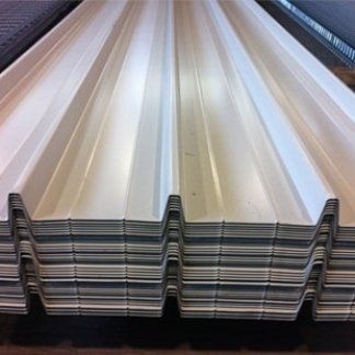 Pila di lastre di metallo ondulato bianco per coperture.