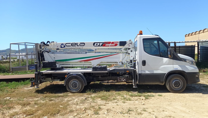 Camion bianco con piattaforma aerea CE25 parcheggiato all'aperto in una giornata di sole.