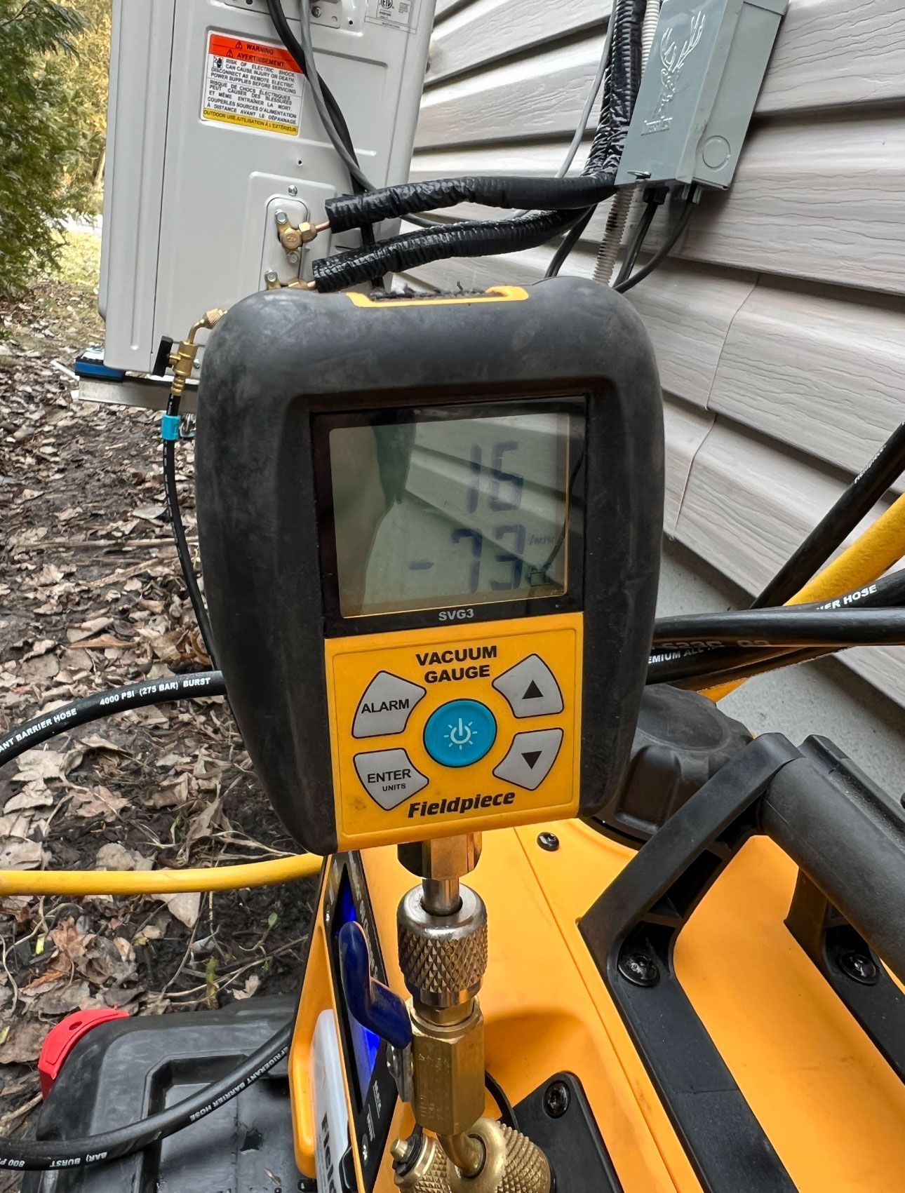 Une jauge à vide est utilisée pour vérifier la température d'un climatiseur