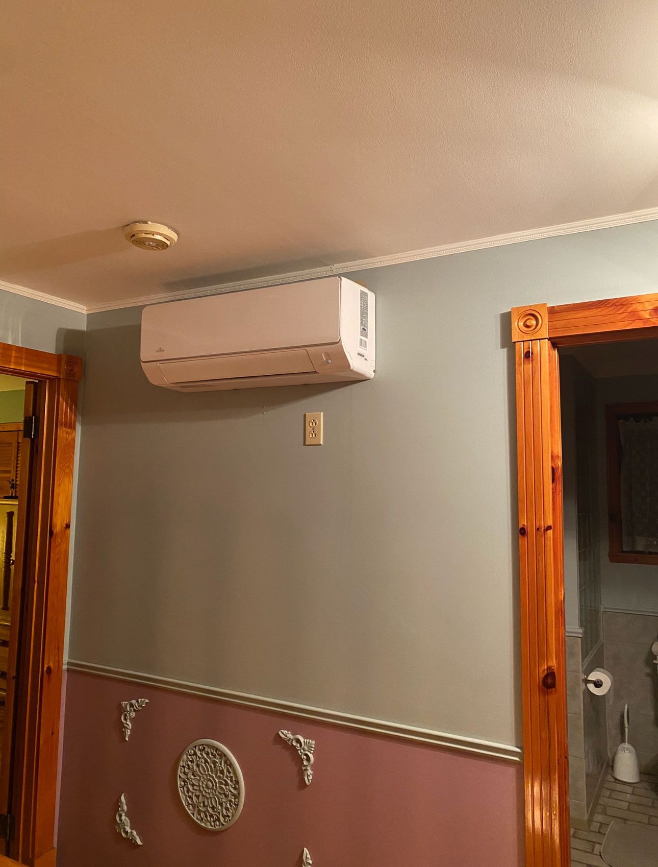 Un climatiseur mural est suspendu au plafond d'une pièce.