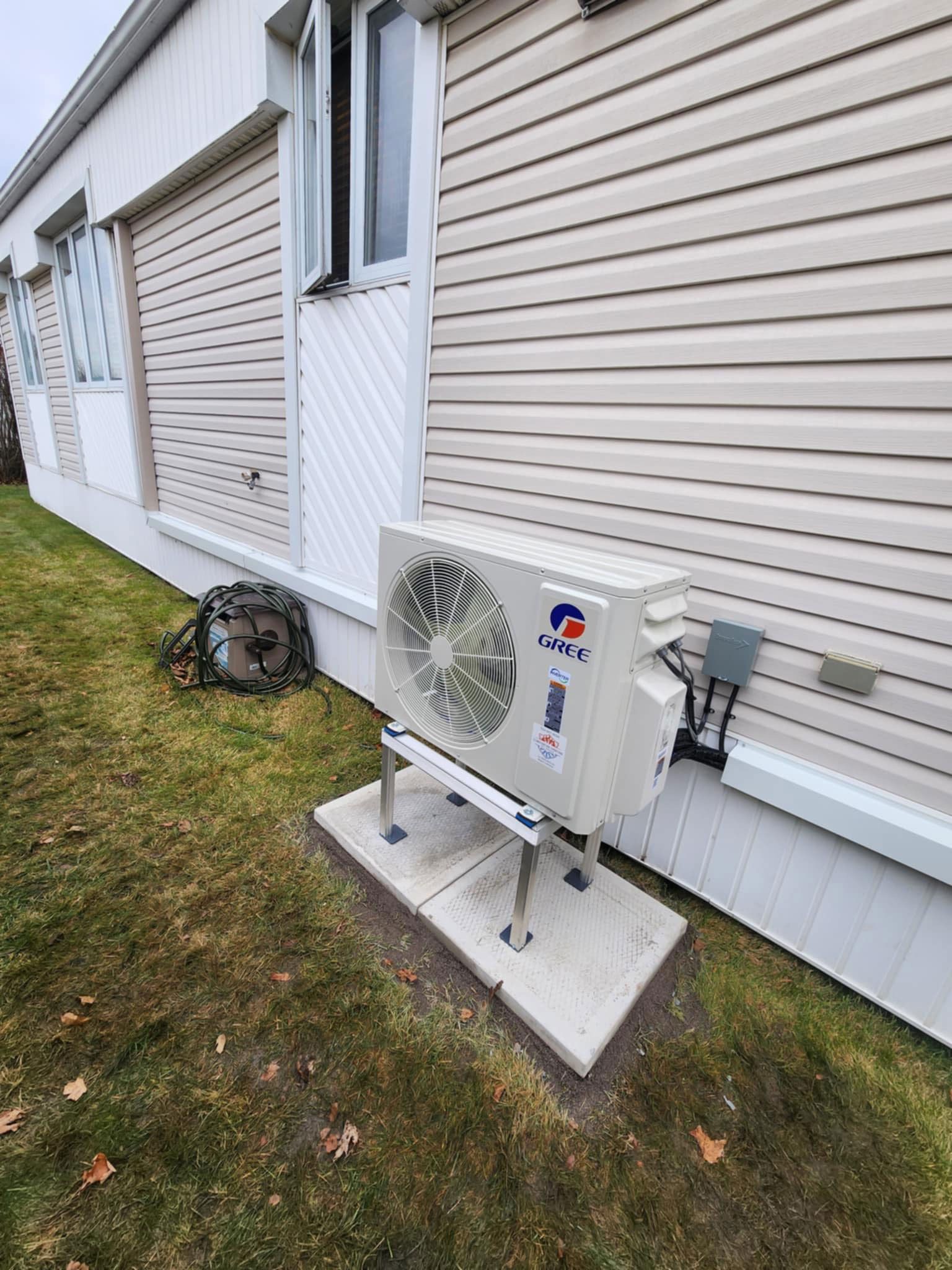 Un grand climatiseur est installé à l'extérieur d'une maison.