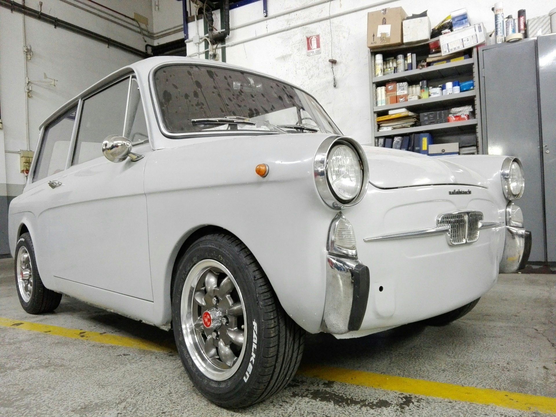 vettura bianca d'epoca