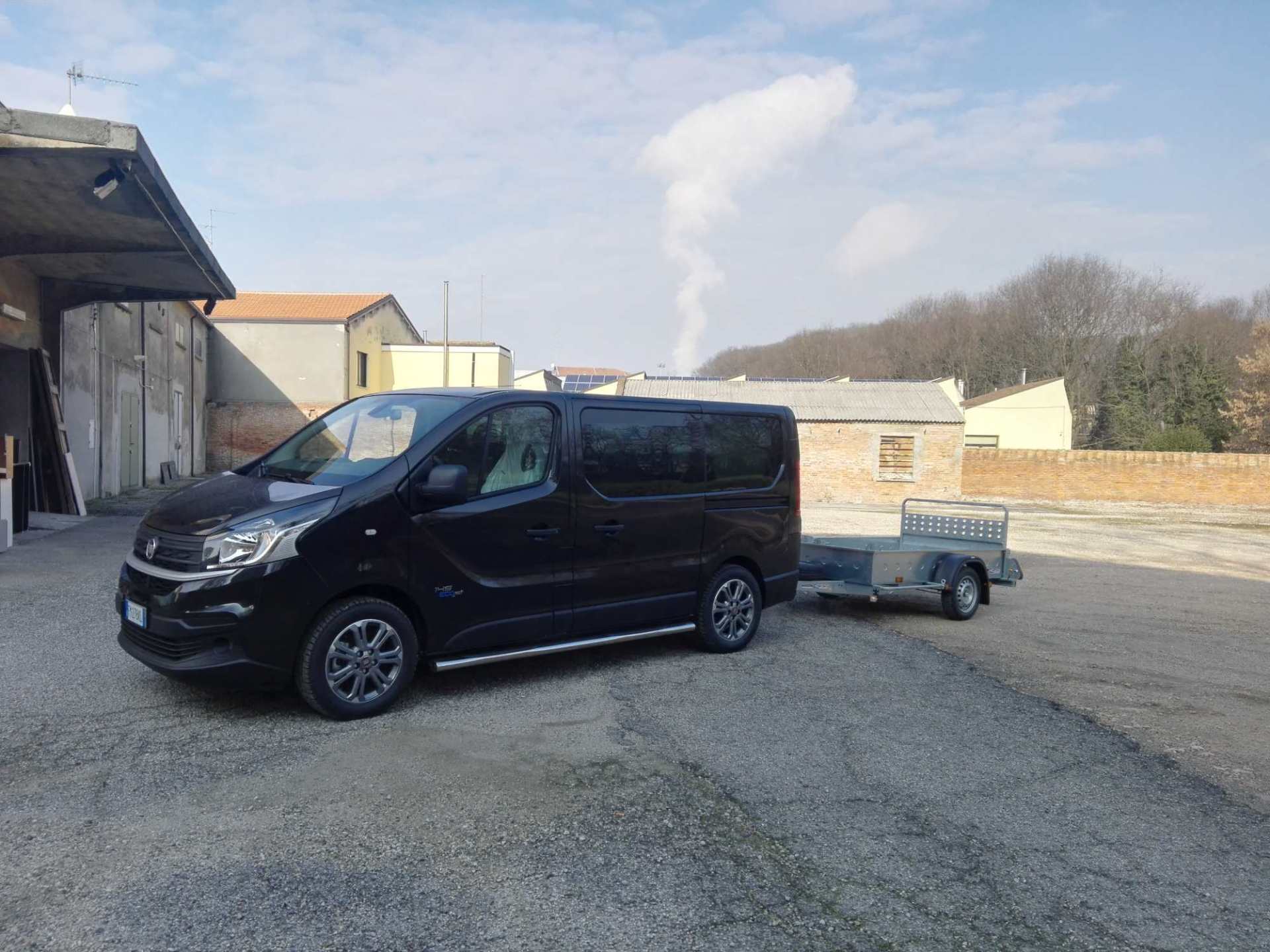 Furgone parcheggiato