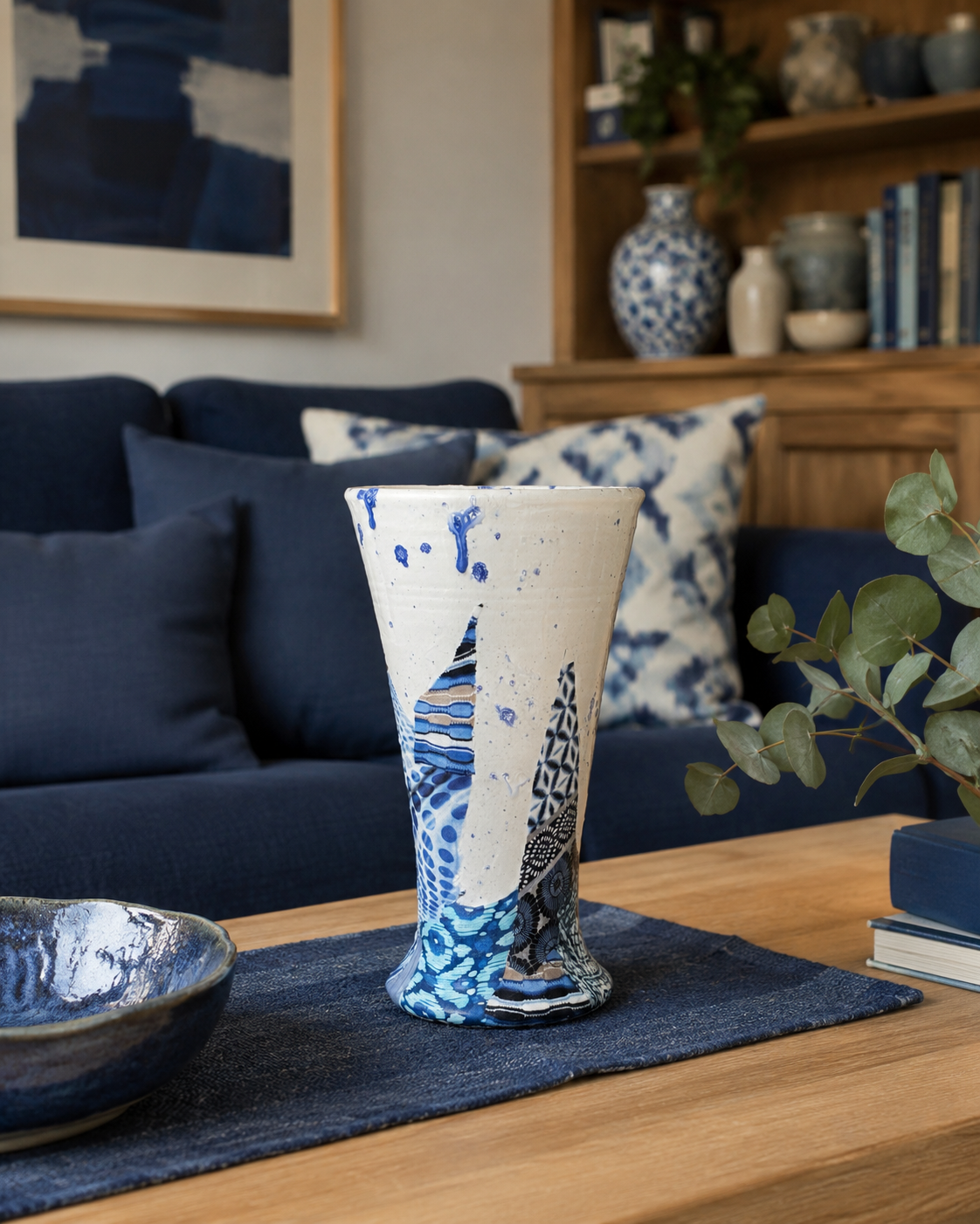 Blauw-witte keramische vaas op een salontafel in een gezellige woonkamer.