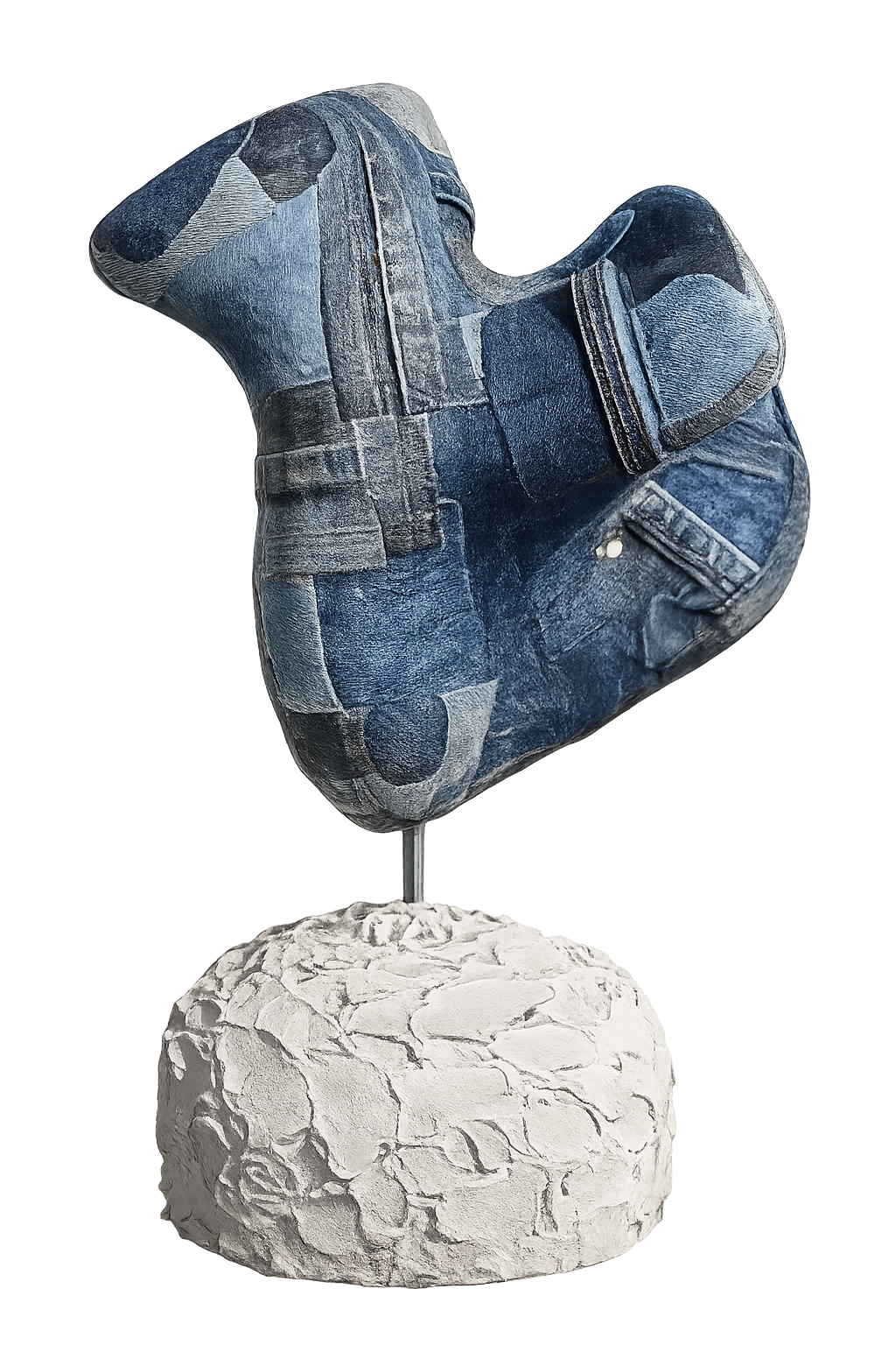 Sculptuur van blauwe denimstof op een metalen staaf, gemonteerd op een ruwe witte stenen sokkel.