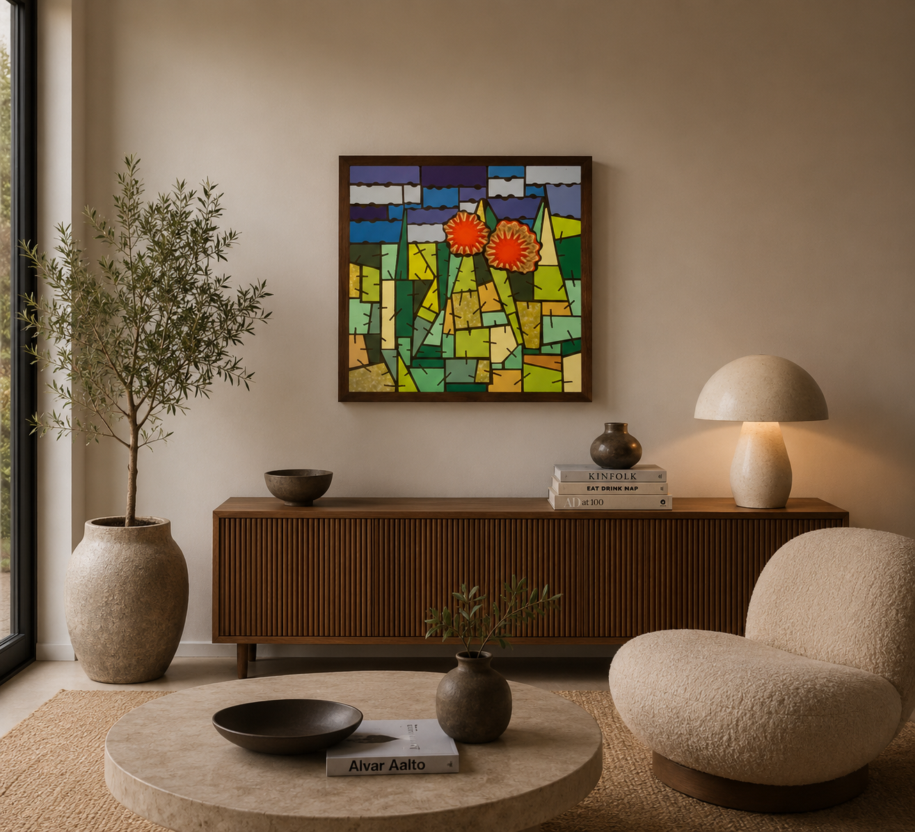 Een minimalistische woonkamer met blauwe banken, een bruine bank en abstracte bloemenkunst op een witte muur.