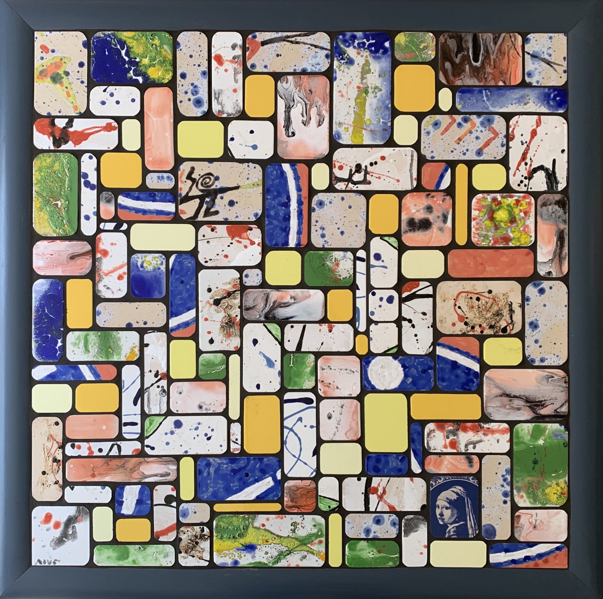 Een ingelijst schilderij met veel verschillende gekleurde vierkanten