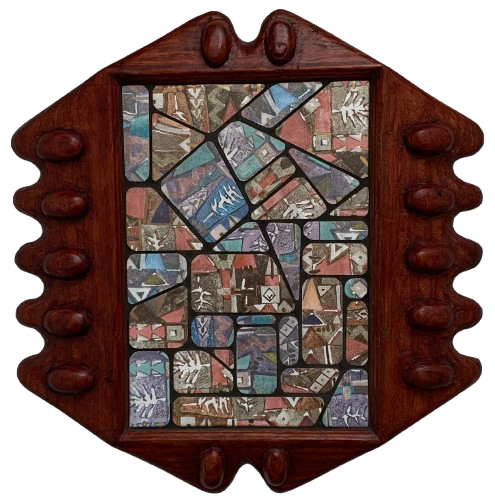 Een tegelmozaïek in een houten frame