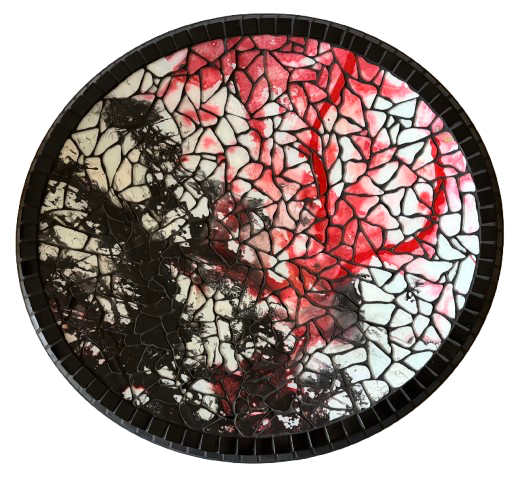 Een ronde schaal met een glas-in-loodontwerp erop