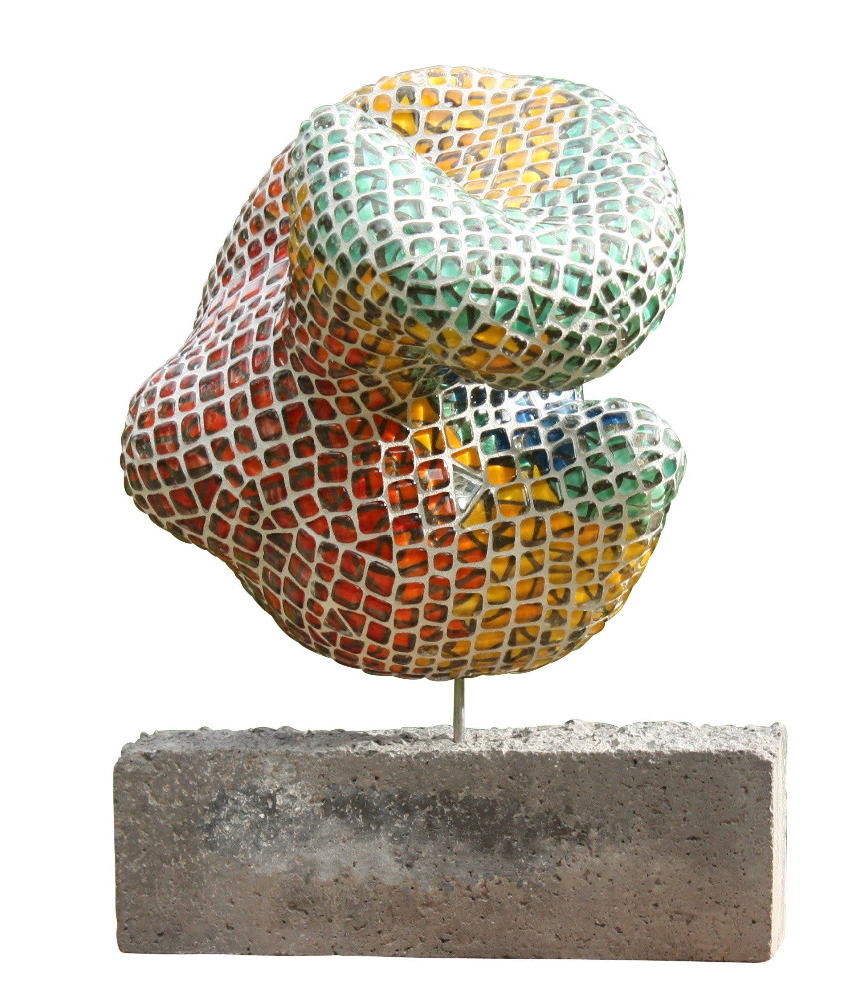 Een kleurrijk beeld staat op een betonnen voet