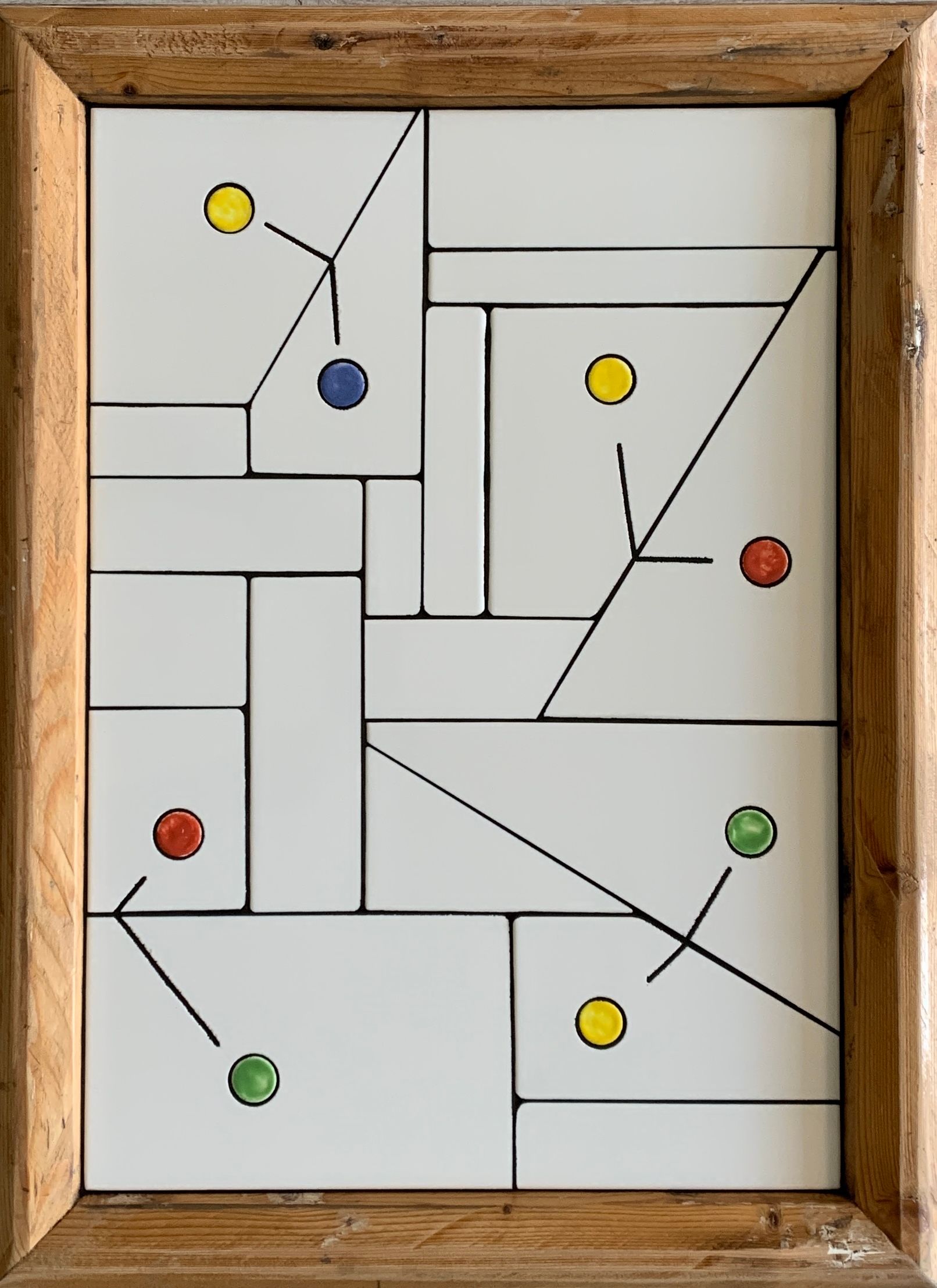 Een schilderij in een houten lijst met cirkels en lijnen erop