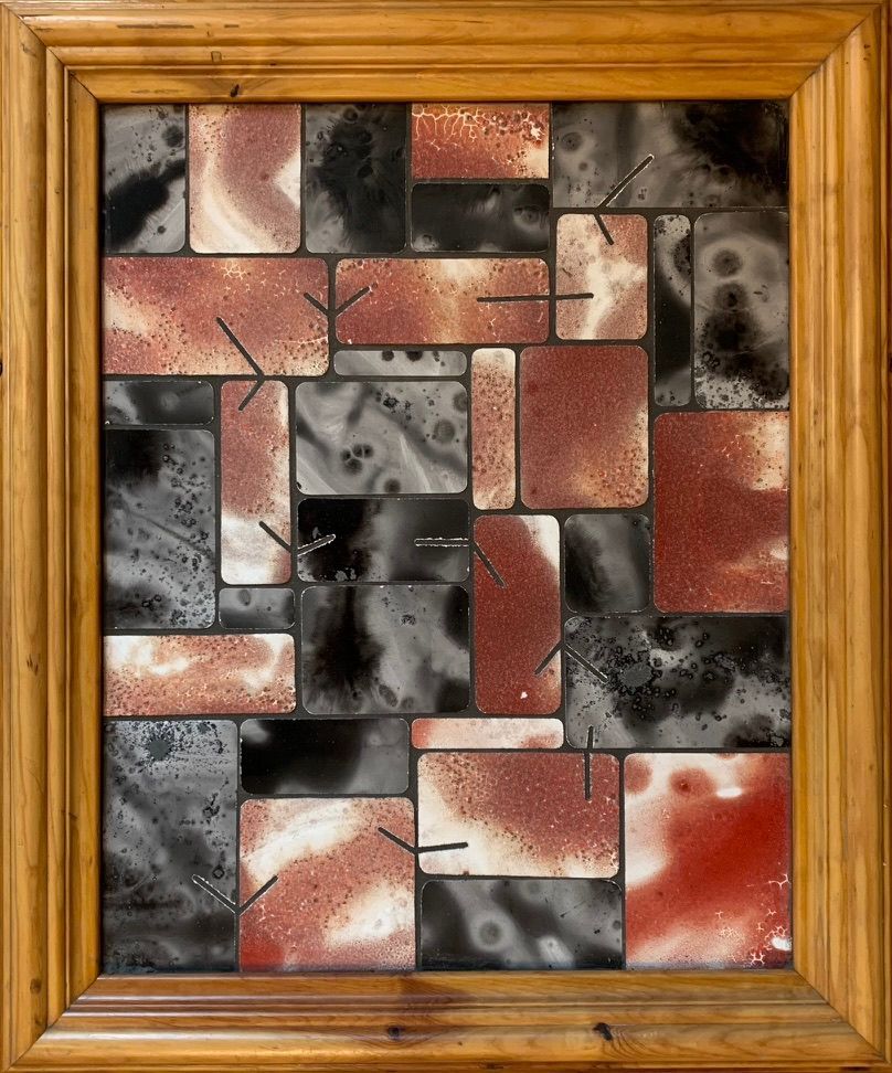 Een schilderij in een houten lijst dat lijkt op een bakstenen muur