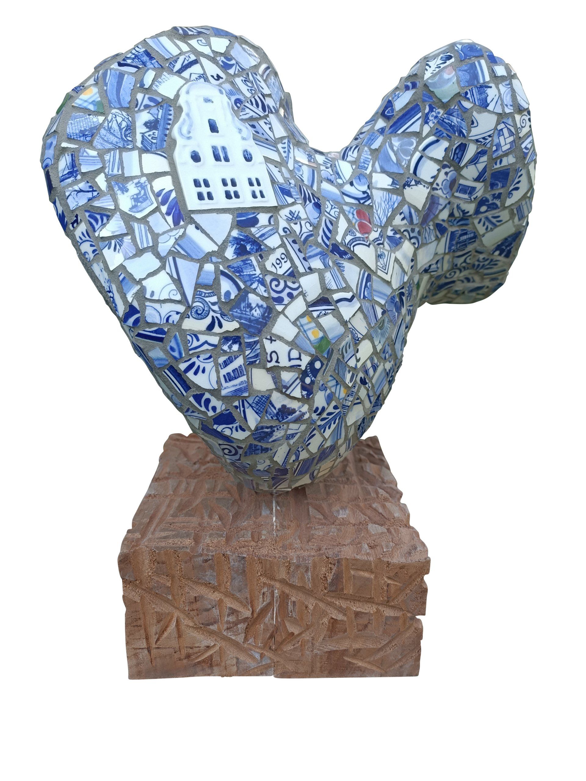 Een hartbeeld gemaakt van blauwe en witte tegels