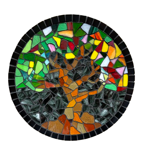 Een glas-in-loodmozaïek van een boom in een cirkel