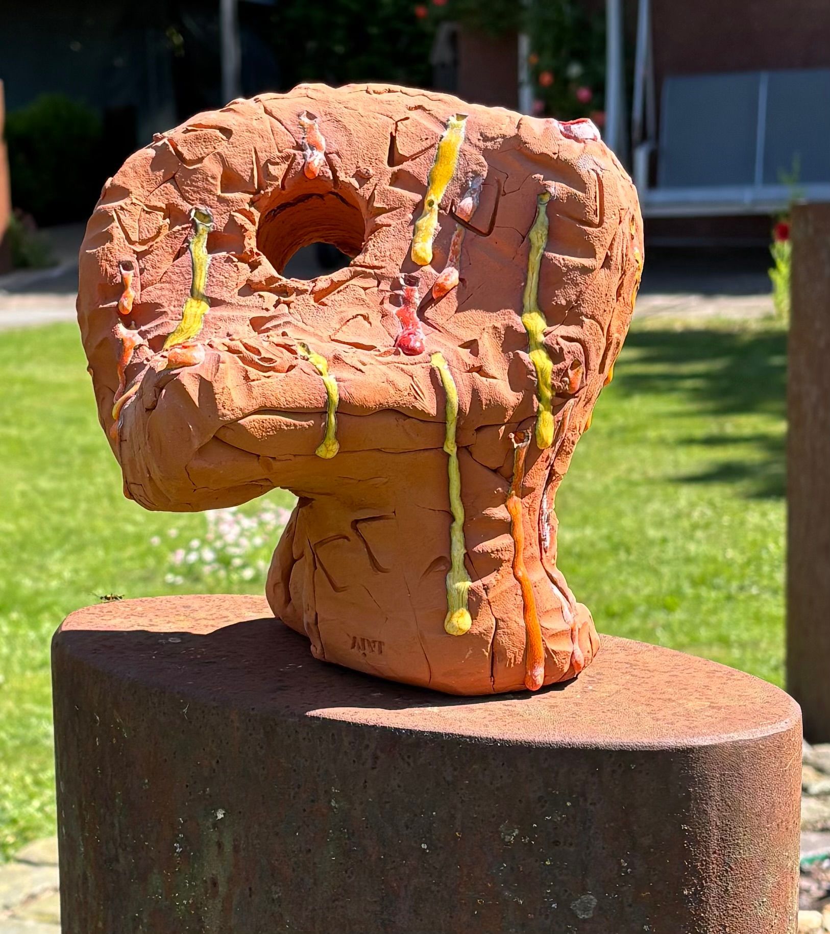 Een abstracte kleisculptuur met een gat in het midden