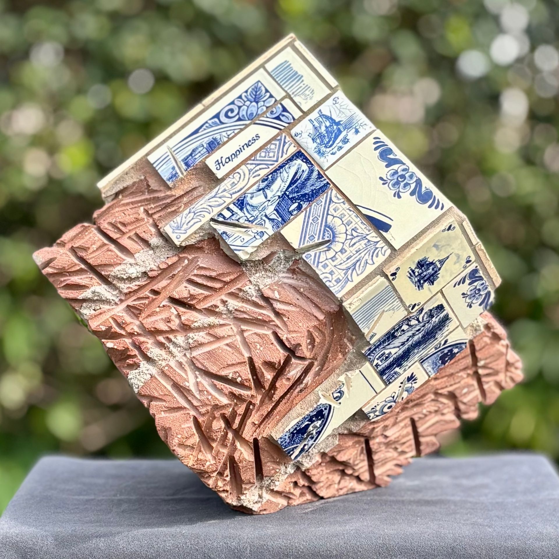 Een blauw-witte kubus staat bovenop een houten doos