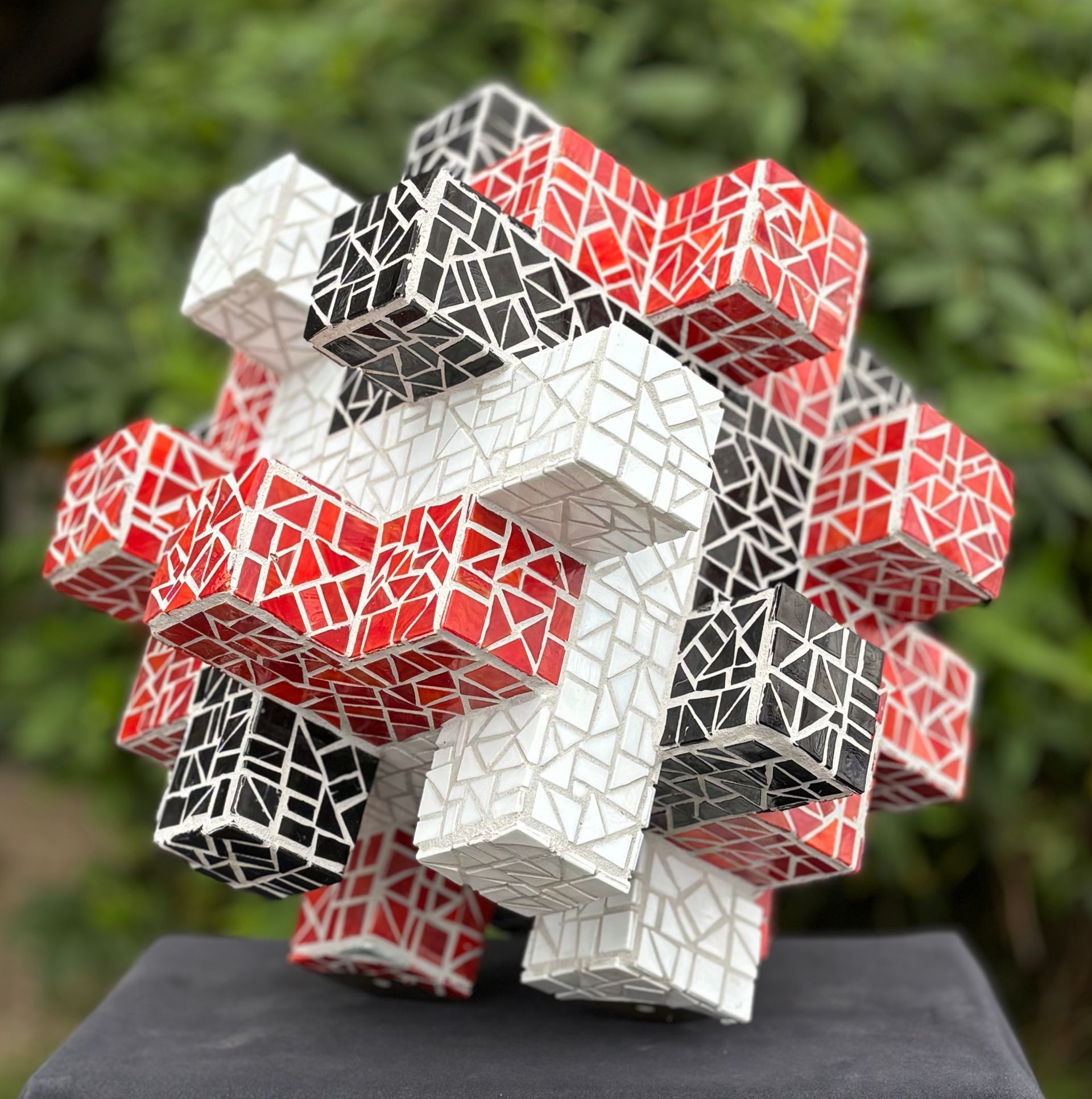 Een aantal rode en zwarte kubussen zijn op elkaar gestapeld