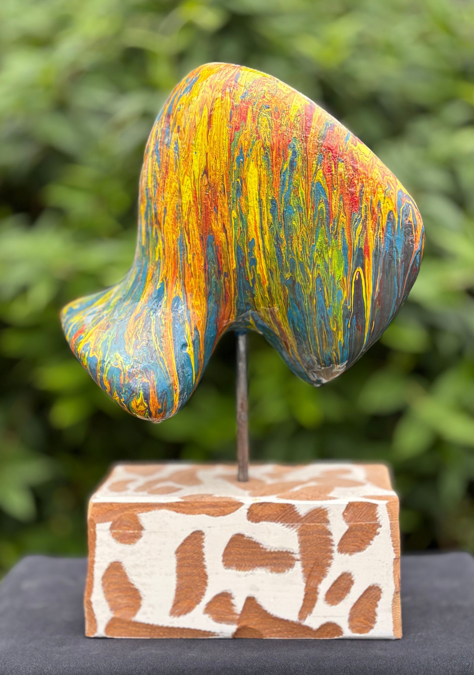 Een kleurrijk beeld staat op een blok