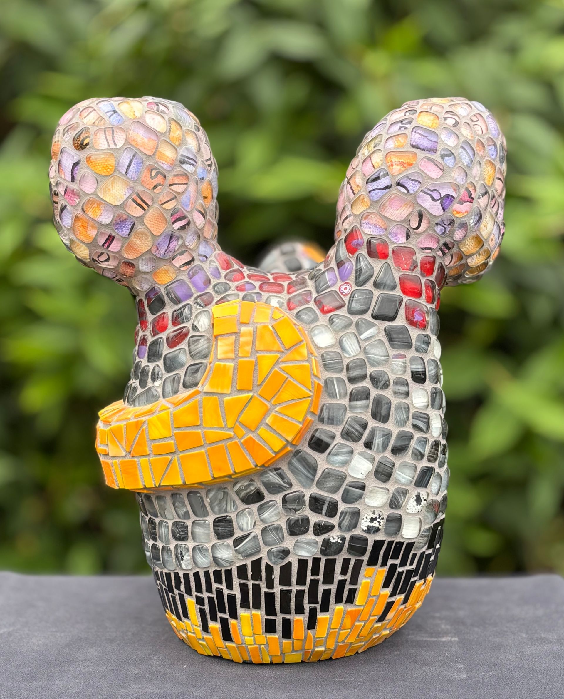 Een mozaïeksculptuur van twee mensen die elkaar omhelzen