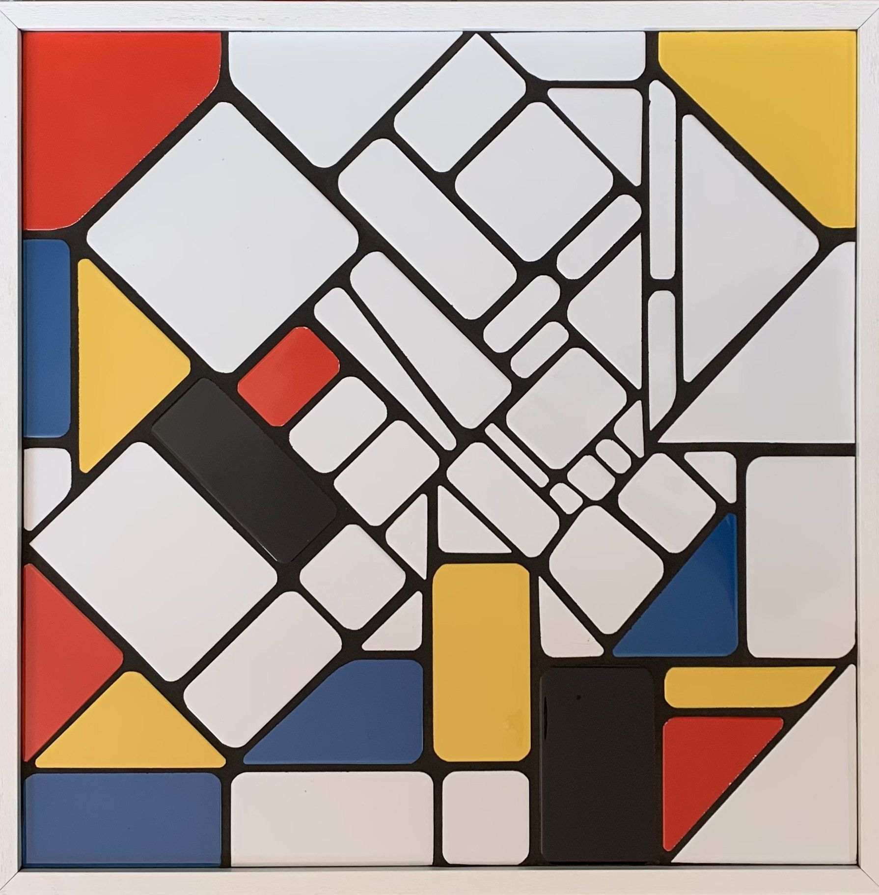 Een schilderij in glas-in-loodstijl met rode, gele en blauwe vierkanten