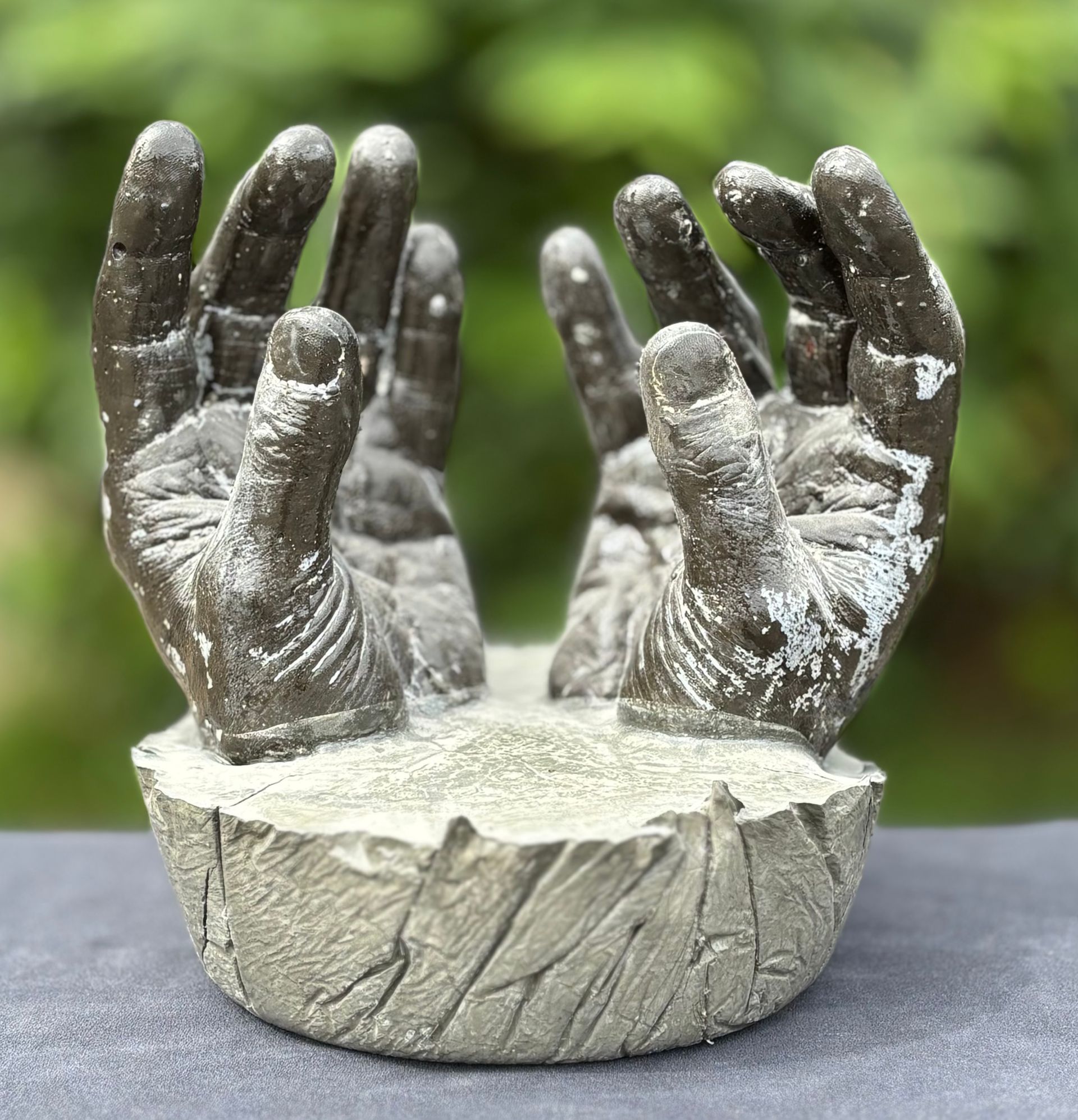 Een beeld van handen in een kom op een witte achtergrond