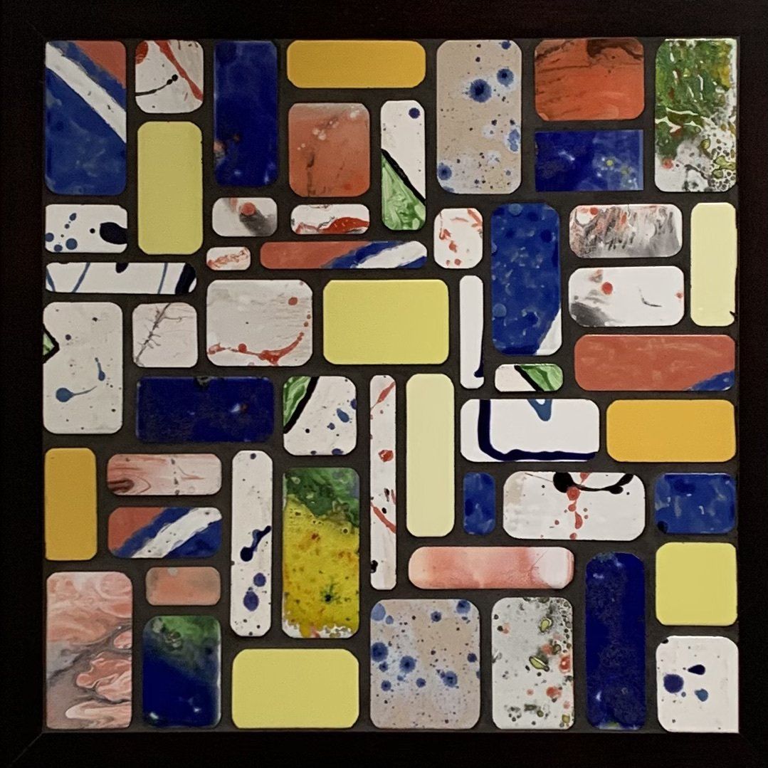 Een tegelmozaïek met gele en blauwe vierkanten