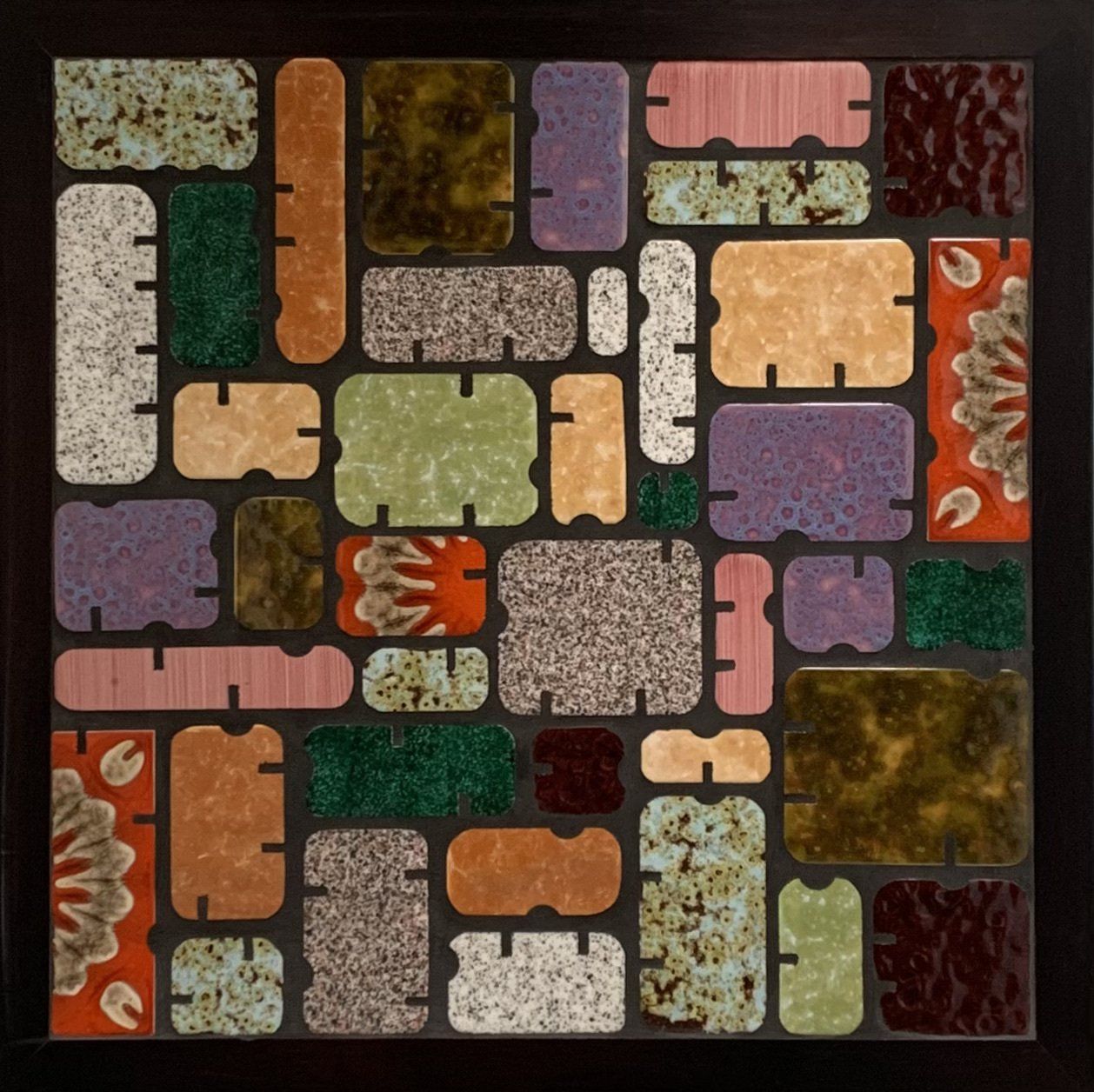 Een tegelmozaïek met veel verschillende gekleurde tegels