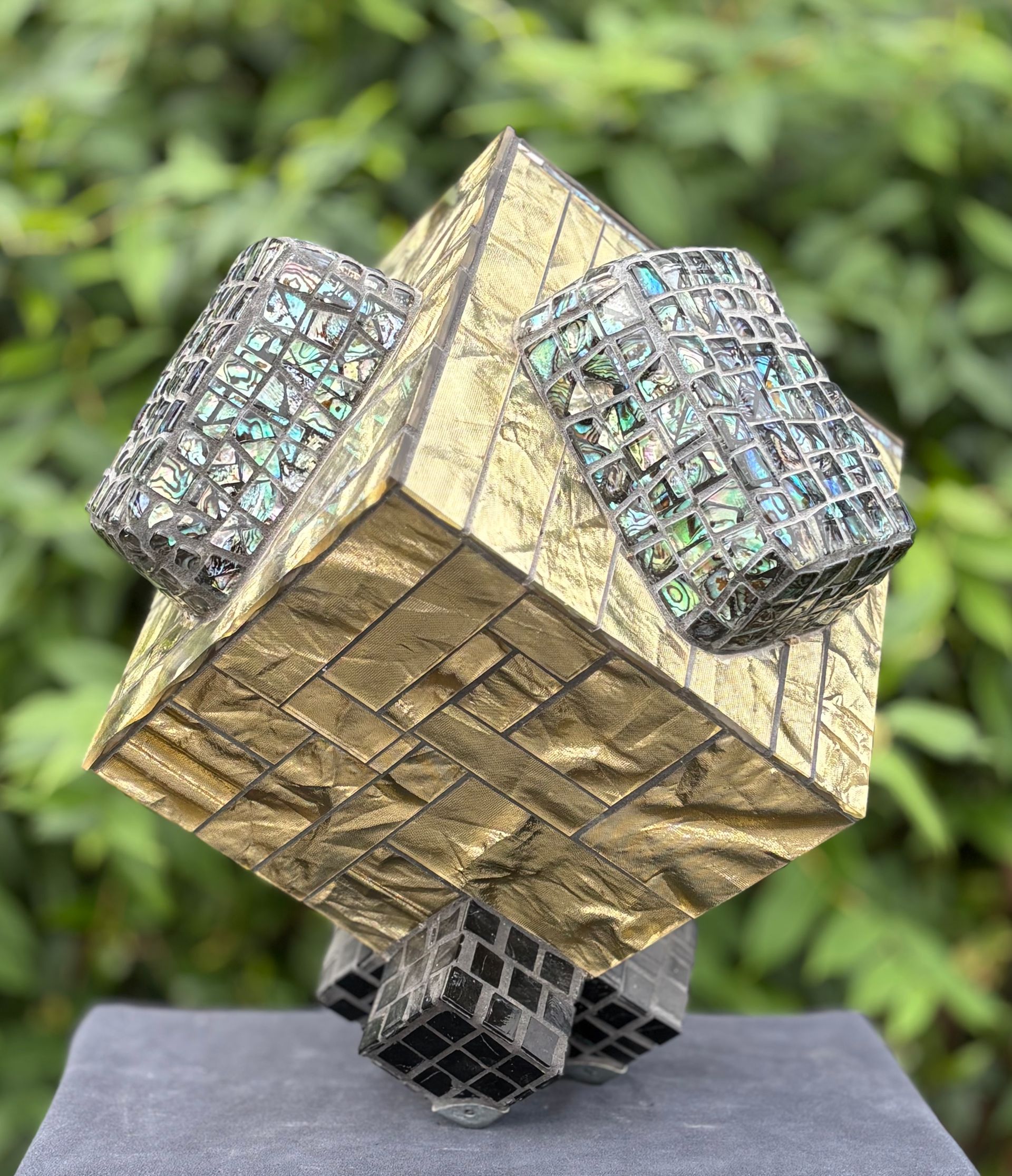 Een kubus met veel vierkanten erop zweeft in de lucht op een witte achtergrond.