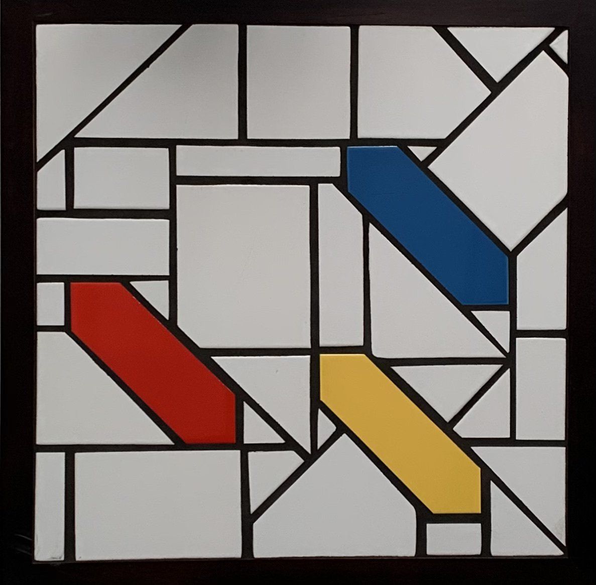 Een glas-in-loodraam met rode, gele en blauwe strepen