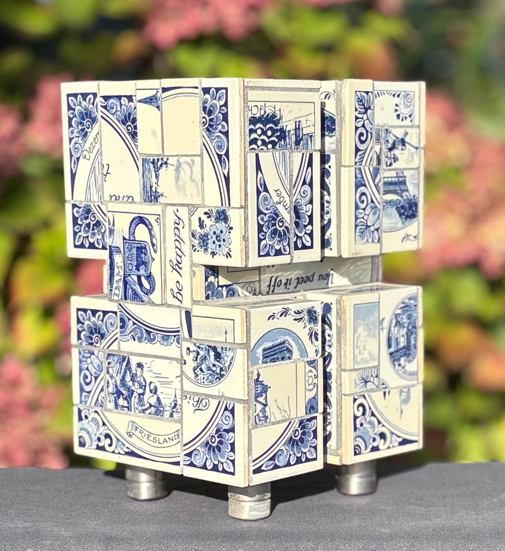 Een kubus gemaakt van blauwe en witte keramische tegels