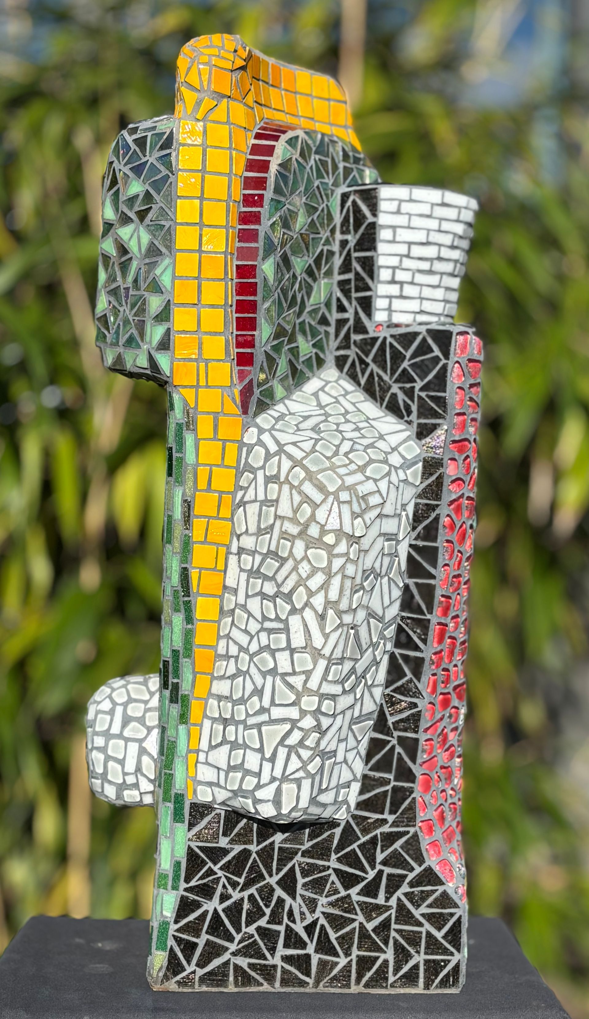 Een kleurrijk mozaïekbeeldhouwwerk met een witte achtergrond