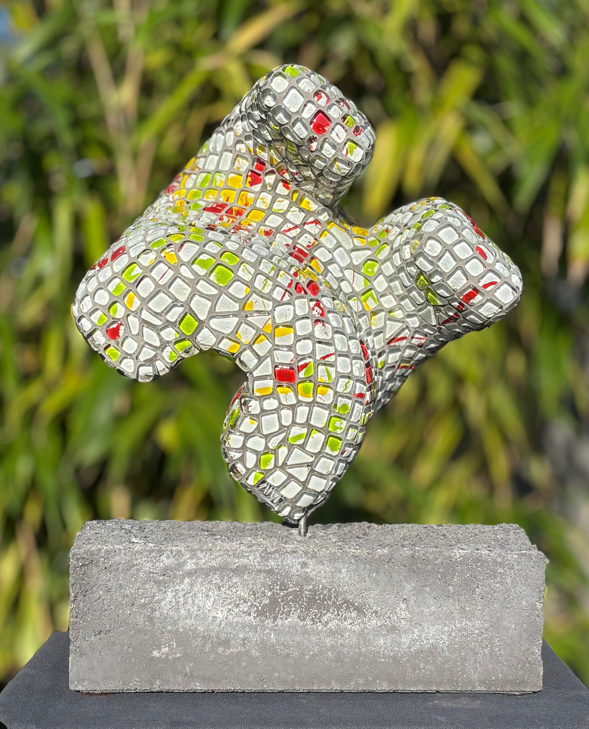 Een beeld van de torso van een persoon staat op een zwarte basis