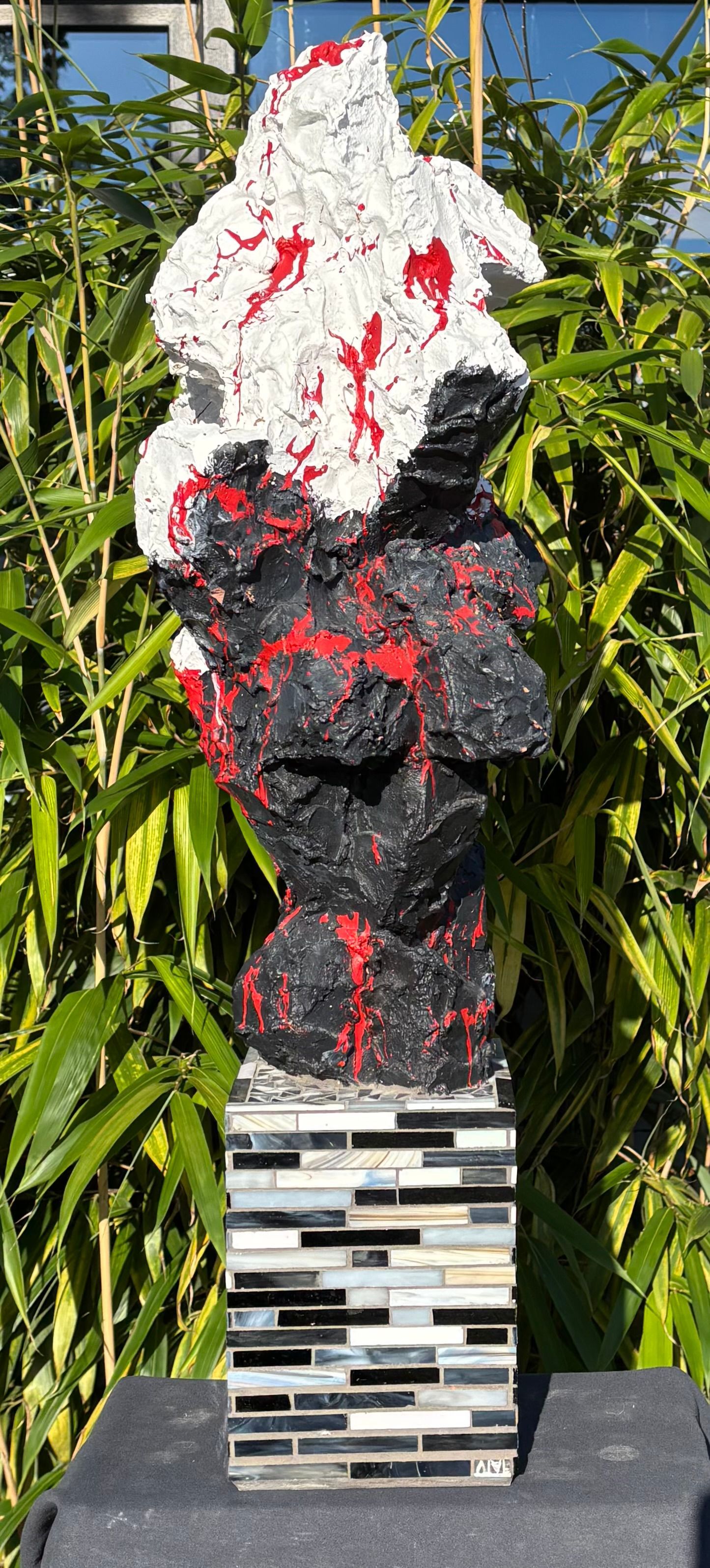 Er zit een standbeeld bovenop een stapel boeken.