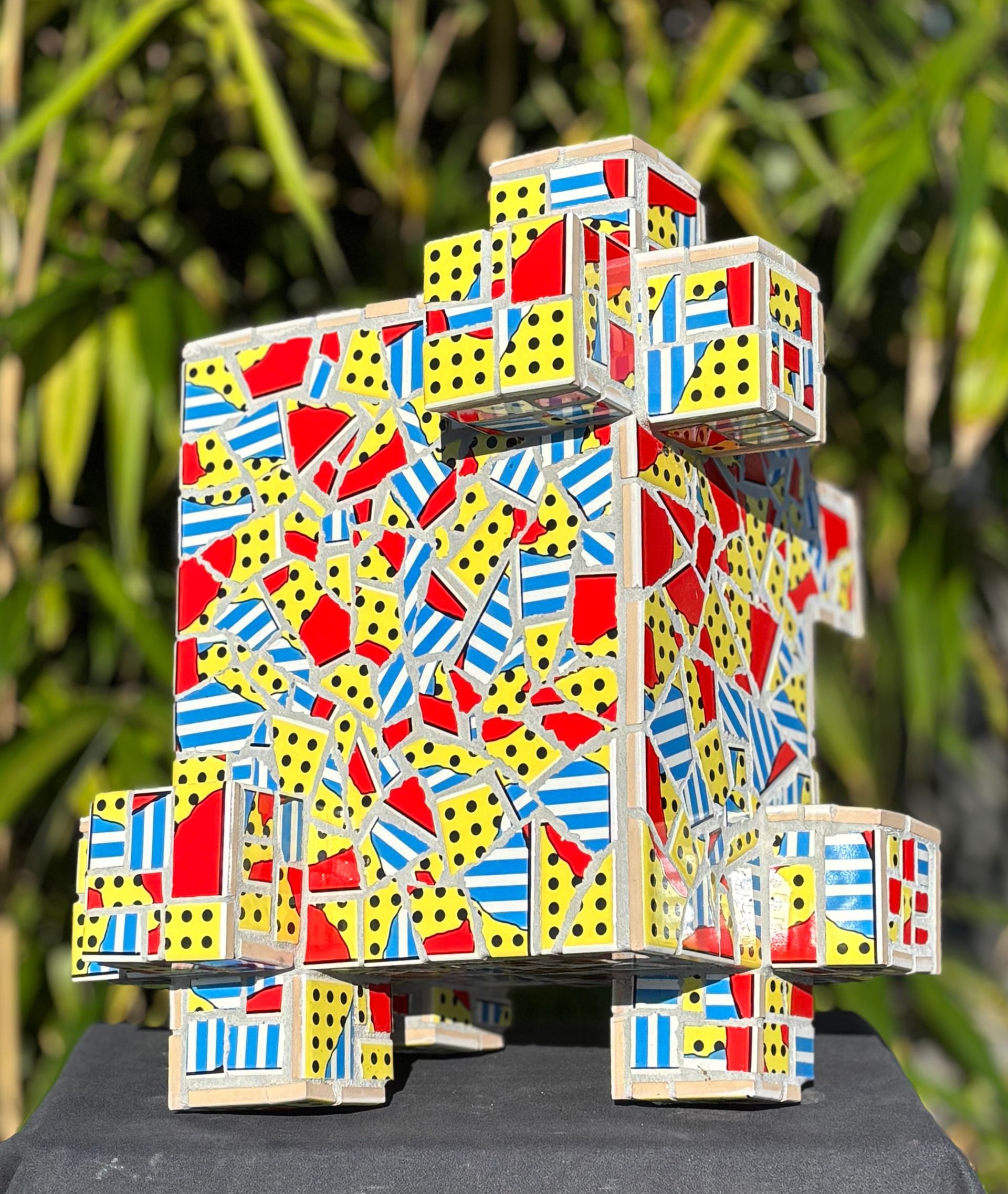 Een aantal kleurrijke blokken zijn op elkaar gestapeld