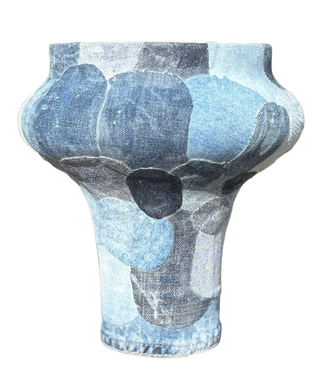 Blauwgrijze keramische vaas met patroon, een brede, uitlopende bovenkant en een smalle voet.