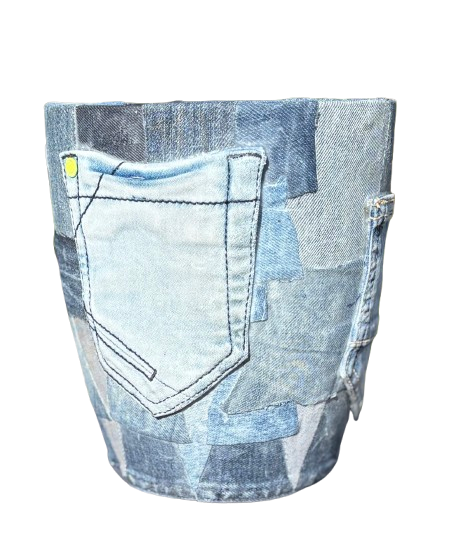 Een bucket bag van gerecycled denim met lichtblauwe patchwork en een voorvak.
