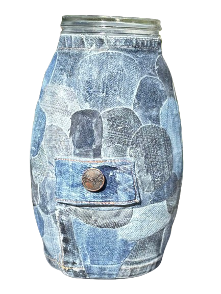 Blauwe glazen pot met patroon, deksel met sluiting aan de voorkant en rustiek, mozaïekachtig ontwerp.