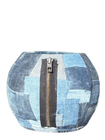 Blauwe patchwork stoffen vaas met een verticale ritssluiting in het midden.