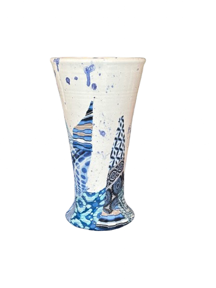 Blauw-witte keramische vaas met abstract patroon en uitlopende rand.