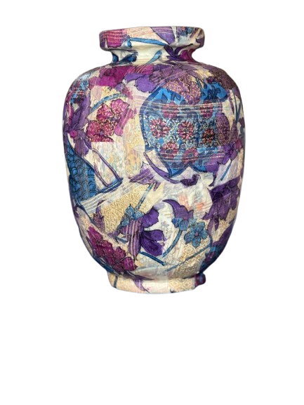 Kleurrijke keramische vaas met paarse, blauwe en roze bloem- en geometrische patronen.