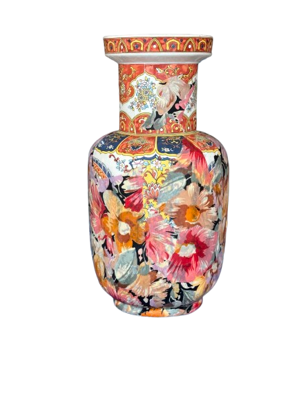 Kleurrijke keramische vaas met bloemenmotief, een sierlijk bewerkte hals en voet.