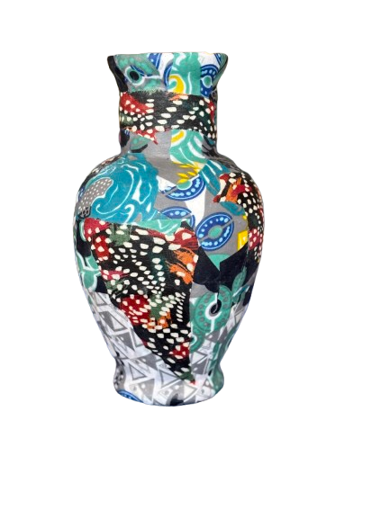Kleurrijke keramische vaas met abstracte bloemen- en geometrische patronen op een witte achtergrond.