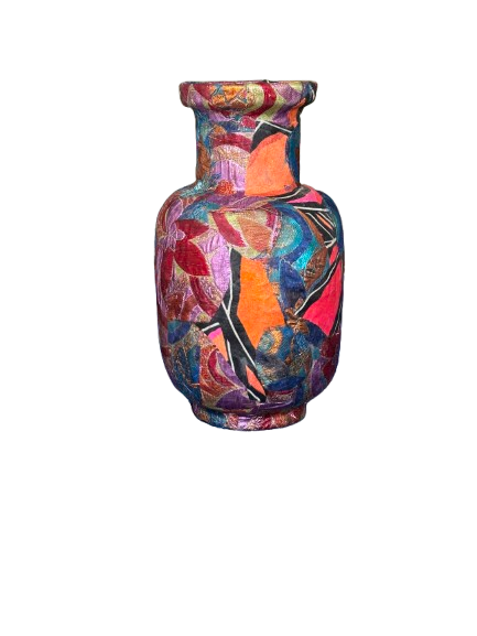 Kleurrijke abstracte vaas met levendige roze, blauwe, oranje en paarse patronen op een witte achtergrond.