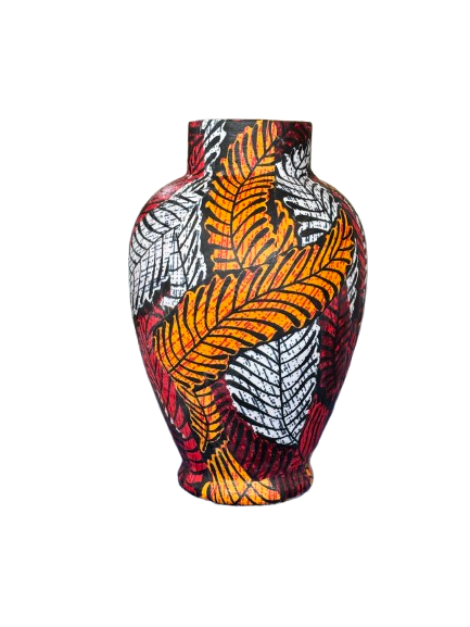 Decoratieve vaas met een opvallend bladpatroon in oranje, rood, zwart en wit.