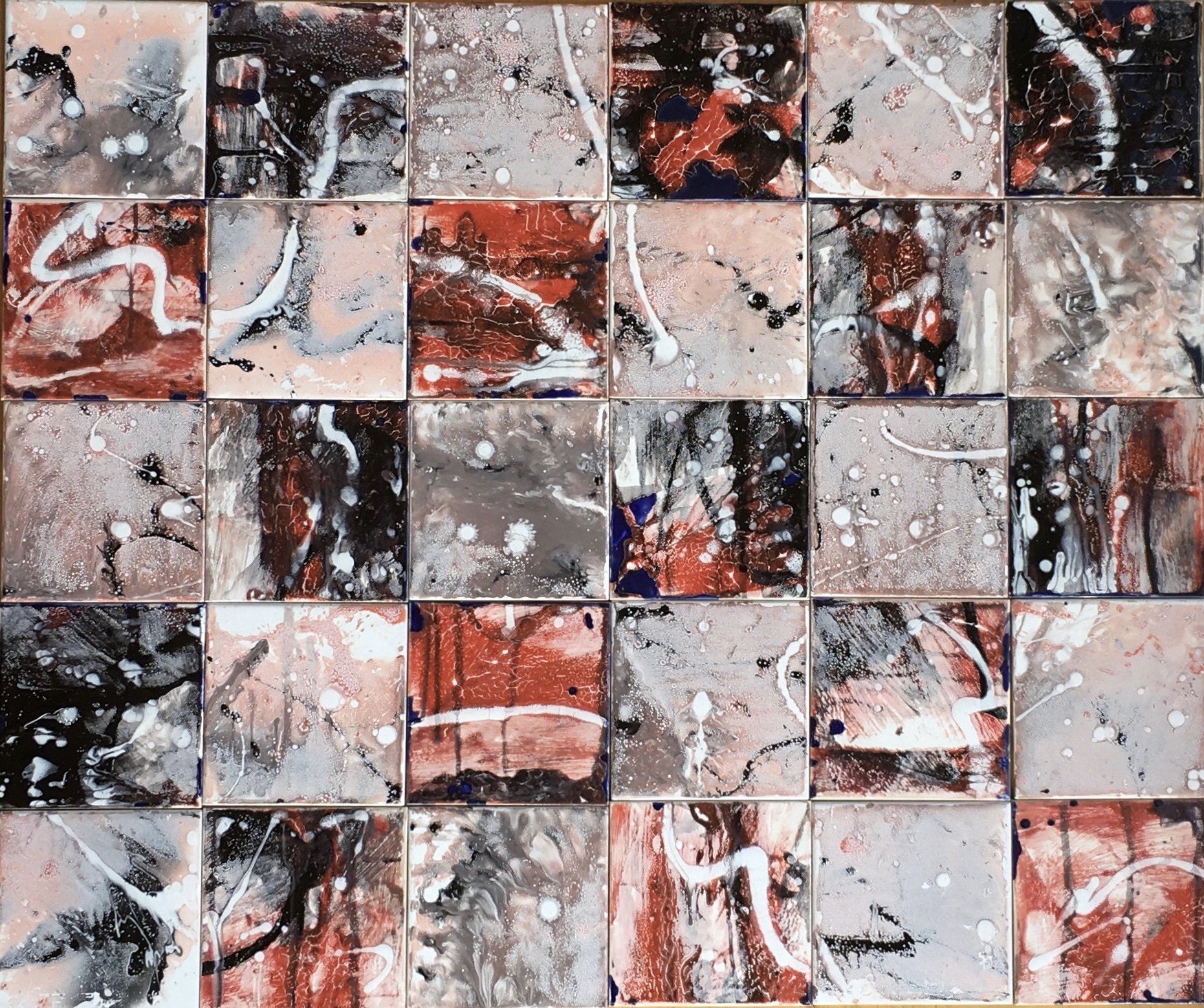 Een tegelmozaïek van zelf geglazuurde tegels