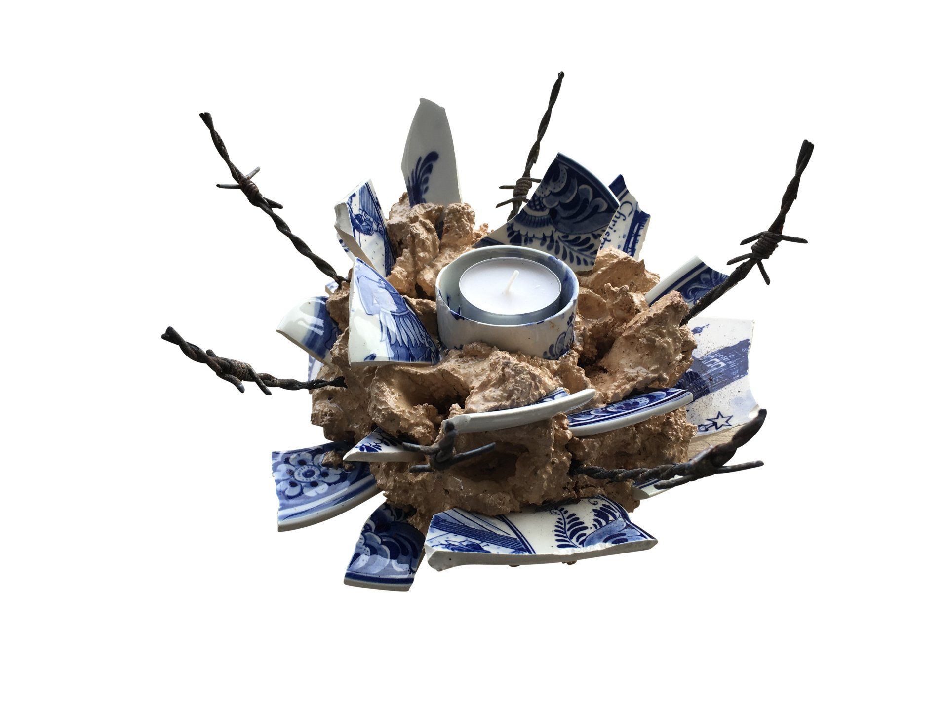Een kaarsenhouder gemaakt van gebroken blauw en wit porselein en prikkeldraad.