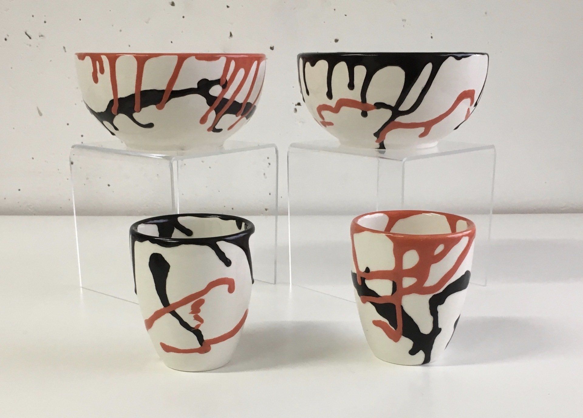 Vier verschillend gekleurde kommen zijn op elkaar gestapeld