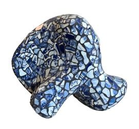 Een close-up van een blauw-wit beeldhouwwerk op een witte achtergrond.