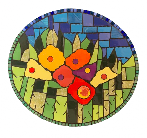 Een glas-in-loodschildering van bloemen met bomen op de achtergrond