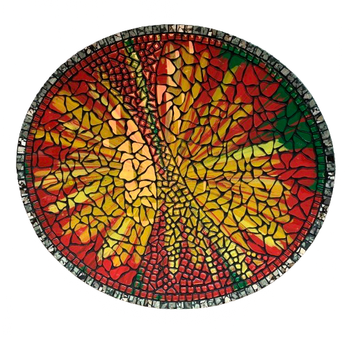 Een glasmozaïek van een boom met rode, gele en groene bladeren